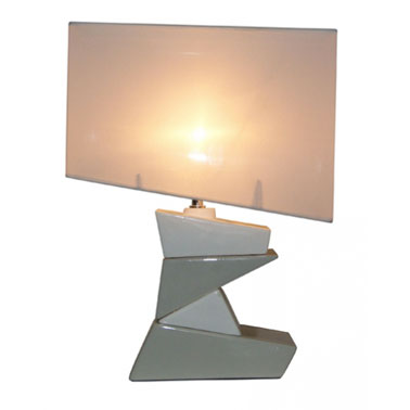 Cette lampe à poser pour la chambre joue avec la géométrie, la structure et les couleurs. Elle est idéale pour une table de chevet