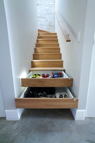 Des marches d'escalier rangements à chaussures, original et ingénieux Les marches tiroirs à chaussures se révèlent être une véritable astuce rangement pratique et utile ! Disposé à l'entrée cela permet de se déchausser avant de sillonner la maison.