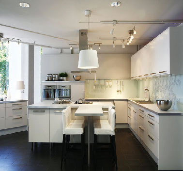 Pour mettre en valeur les meubles de cuisine aux façades blanche, opter pour un plan de travail gris perle et un revêtement sol noir geai est l'idée retenue pour l'aménagement en L de cette cuisine Ikéa