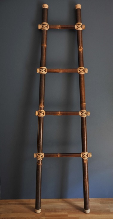 un porte serviette échelle pour finir la rénovation de salle de bain Apprécié pour son côté pratique et son élégance, le sèche serviette échelle est sans aucun doute l'accessoire pour finir la rénovation d’une salle de bain. Il joue la carte du bois foncé pour une décoration soignée et sophistiquée.