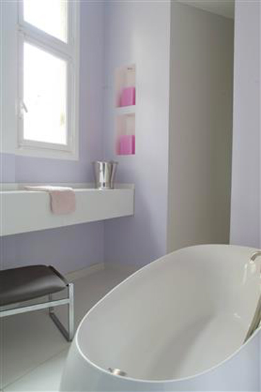 Couleur peinture salle de bain violet lilas avec vasque et baignoire design couleur blanc antique. Peinture Tollens