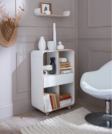 Le minimalisme n’est plus simplement chic il est également pratique ! Solution de rangement discrète, ces étagères blanches style scandinave aux lignes épurées permettent de créer un véritable espace où l’ordre règne. Grâce a ses quatre grandes niches les étagères posé sur roulettes offre une capacité de stockage importante pendant que l’étagère suspendue apporte un côté plus aérien à l’ensemble, parfait pour exhiber ses bibelots !