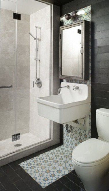 Cette petite salle de bain mélange les styles déco avec classe : Carrelage douche italienne moderne en contraste avec un lavabo très old school et des carreaux de ciment mis en valeur par le miroir brocanté.