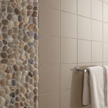 des galets pour rénover la faïence de la salle de bain Des galets sur les murs ou le sol, une déco peu onéreuse et tendance en rénovation de salle de bain. Posés par bandes et combinés à des couleurs douces les galets construisent une atmosphère reposante.