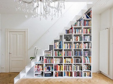 Une bibliothèque rangement sous l'escalier, l'élégance d'un rangement intelligent Une bibliothèque sous l'escalier, c'est l'astuce rangement rêvée pour ne plus laisser traîner les bouquins dans la maison. Avec de petites cases pour ranger les livres ce rangement permet une grande capacité de stockage.