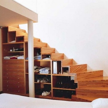 Créer un dressing sous son escalier, un aménagement très pratique et élégant. Plus la peine de chercher en vain à faire de la place dans les placards, cet escalier dressing libère la penderie !
