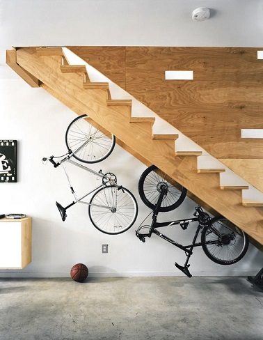 Pratique pour les sportifs vivant dans de petits espaces, ce rangements de vélos sous escalier permet de gagner de la place au sol et d'occuper la surface. Très fonctionnel et utile pour ne pas encombrer l'espace, ce rangement intelligent sort de l'ordinaire !