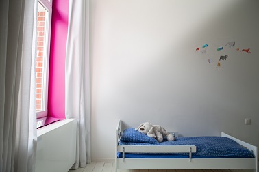 Discret et efficace le réflecteur de lumière peut se fixer sur un rebord intérieur de fenêtre. Un gain de lumière indéniable ! Espaciel©