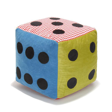 Ce pouf en forme de dé multicolore trouvera facilement sa place dans la chambre de votre enfant.
