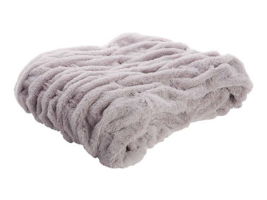 Une matière pleine de douceur et une couleur apaisante, ce plaid est la touche cocooning dont la chambre à besoin. Nous on se blottirais bien dedans ... Pas vous ?