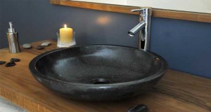 Pour une rénovation salle de bain sans tout casser, astuces déco pour installer un plan vasque, poser un revêtement stratifié, refaire la peinture couleur salle de bain