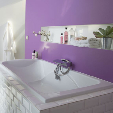 repeindre la salle de bain avec des couleurs girly une idée tendance Pour une rénovation partielle de la salle de bain, Peindre le mur de la baignoire dans une couleur vive par exemple violet. Une peinture étanche est une alternative sympa et colorée pour rénover efficacement la pièce.