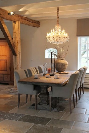 Un style rustique et du taupe pour cette salle à manger chaleureuse et conviviale Rustique et tendance, cette salle à manger prend des allures plus élégante grâce aux nuances de couleur taupe qui la compose. Les murs taupe clair s'accordent parfaitement avec le bois de la table et de la poutre apparente. Les chaises taupes elles aussi apportent une touche de chaleur supplémentaire à la pièce.
