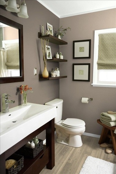 Une salle de bain taupe loin des traditionnels et impersonnels carrelages blancs pour une ambiance plus zen Dans cette salle de bain la couleur taupe tapisse les murs tout en s'accordant avec les éléments en bois foncé et blancs. Une harmonie de couleur originale pour la salle d'eau d'habitude froide, qui s'imprègne cette fois d'une ambiance chaleureuse et douce.