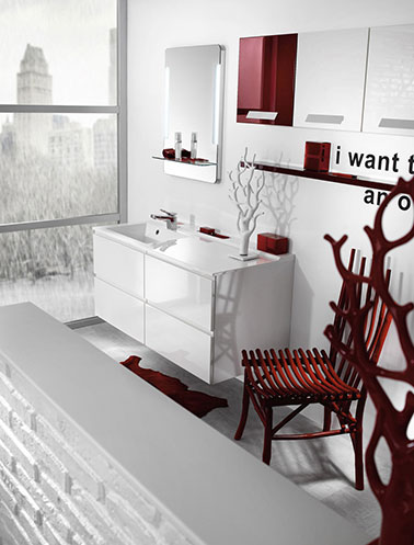 Une chaise, une étagère rouge et hop la salle de bain blanche se transforme en un espace design. Meubles et vasque Espace Aubade