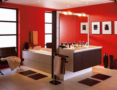 La salle de bain rouge et noir s'associe facilement avec les meubles bois. La présence de blanc permet d'apporter de la lumière afin de ne pas rendre la pièce trop sombre. 