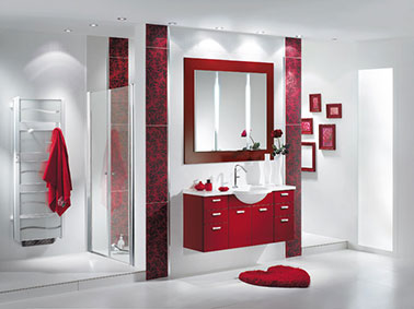 Epurée et accessoirisée à merveille, La salle de bain rouge et blanche est romantique et idéale pour les amoureux.