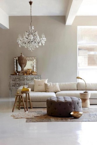 Un salon taupe, lin et blanc, raffinement garantit ! Ce salon au mur principal couleur taupe clair s'harmonise parfaitement avec les nuances claires des alentours. Le canapé lin se démarque du mur tout en conservant la même gamme de nuances. Le pouf taupe foncé quant à lui réchauffe l'ambiance du salon tout entier. Un mariage de teintes élégants et donc réussit !