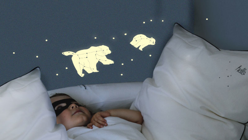 Stickers phosphorescents pour une deco chambre enfant ludique avec des stickers qui servent aussi de veilleuse la nuit venue