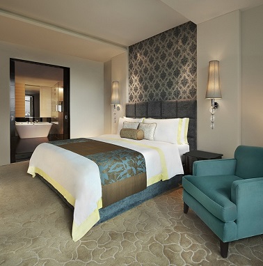 Une suite parentale classe et luxueuse lin et bleu paon Un esprit luxueux et chic imprègne toute cette suite parentale. Des motifs baroques ornent la tête de lit et le bleu paon du fauteuil et du couvre lit donne un ton tendance à la chambre.