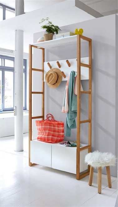 Dans l’entrée ou même dans une chambre, ce vestiaire est un véritable meuble de rangement multifonctions. Grâce à ses 7 patères il permet d’accrocher manteaux et autres vestes pendant que le petit meuble en bas stocke à l’abri des regards les chaussures de toute la famille. Ce vestiaire c’est donc la solution de rangement suprême !