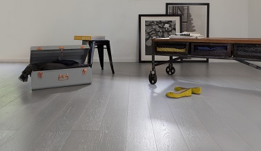 Vitrifier un parquet avec un produit teinté gris béton est la meilleure façon de rénover dans un style industriel le revêtement de sol en bois. Le vitrificateur V33 Esprit Loft innove avec ces couleurs inédites et modernes pour la protection d’un parquet chêne, stratifié et bois exotiques.