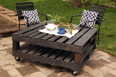 Deux palettes bois superposées et montées sur roulettes, deviennent une élégante table basse pour le jardin ou le salon. Pour la finition, un coup de peinture met en valeur la structure des palettes mais il est possible aussi de les laisser brut protégées d’une couche de vernis pour garder l’effet brut !