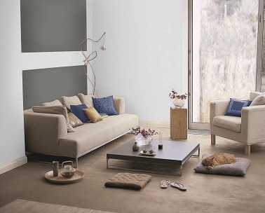 Dans ce petit salon, la tendance est clairement affichée. La peinture gris ancre au mur (proche de l'anthracite) s'allie avec la couleur blanche pour créer une ambiance design et sobre. Le mobilier dans une teinte tirant plus vers le taupe et le beige clair apporte de la douceur à l’atmosphère. La peinture gris dans le salon, on dit oui !   