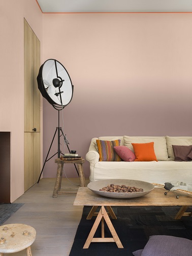 Peinture murs salon beige rosé doux et raffiné La peinture beige Suedine sur les murs du salon souligne une ambiance naturelle et cocooning. Dans la gamme Couture collection Sauvage de Dulux Valentine, cette teinte toute en douceur et en volupté confère à la pièce à vivre un vrai aspect zen et frais. La couleur rosée s’accorde parfaitement avec un mobilier en bois clair simple et délicat. Peinture Dulux Valentine couleur Suédine Beige chez Castorama.