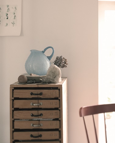 La teinte de peinture Toile de Lin, une couleur naturel de lin légérement rosé pour créer une ambiance zen dans le salon, la chambre mais aussi les pièces d'eau comme la salle de bain à associer avec des meubles bois pour dégager toute la sérénité de cette couleur douce 