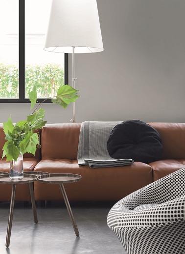 Peinture salon gris graphique qui souligne le design du mobilier Salon moderne design gris