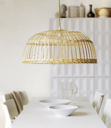Une jolie couleur naturelle pour une suspension luminaire. Les lignes et le design délicat de cet abat jour en bambou laisse passer facilement la lumière dans la pièce. 