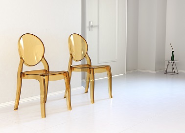 La chaise Elizabeth sait se faire discrète avec à son modèle transparent ! Sa forme originale remarquable grâce à ses courbes arrondies lui permet de se fondre aisément dans un petit espace. Colorée dans un ton ambré, elle se démarque d’un mur blanc dans l’entrée tout en s’adaptant à l’espace. Leur design sobre permet de les disposer sans gêne dans le passage. Dans une chambre, un hall d’entrée ou une salle d’attente, les chaises Elizabeth sont sans aucun doute un atout déco à avoir à portée de main !