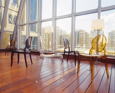 La marque Achat Design propose une large gamme de chaises design et originales. De tous coloris, les chaises Elisabeth se déclinent en modèle transparent ou opaque. Les lignes arrondies du dossier donnent un vrai aspect contemporain à la pièce qui les accueille. Mais les chaises Elizabeth ne sont pas qu’esthétiques, elles sont aussi pratiques ! Leurs courbes épurées permettent un empilage facile des chaises tandis que leur revêtement en polycarbonate résistant aux UV donne la possibilité d’un usage intérieur ou extérieur !   