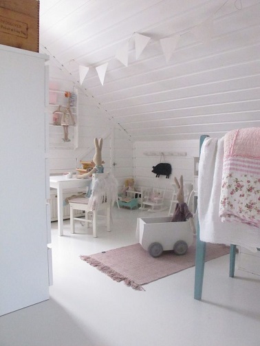 douceur en blanc et notes de rose bébé dans cette chambre fille sous pente Dans cette chambre bébé fille, le blanc règne en maître absolu ! Sous-pente, la clarté de la peinture permet de faire entrer la lumière dans la pièce tout en créant une atmosphère cocon à tout l’espace. Soft et peu marquée, la couleur n’est présente que par des petites touches de rose bébé très pâle sur les accessoires déco. Une subtilité plus qu’appréciable idéale pour les petites filles sages !