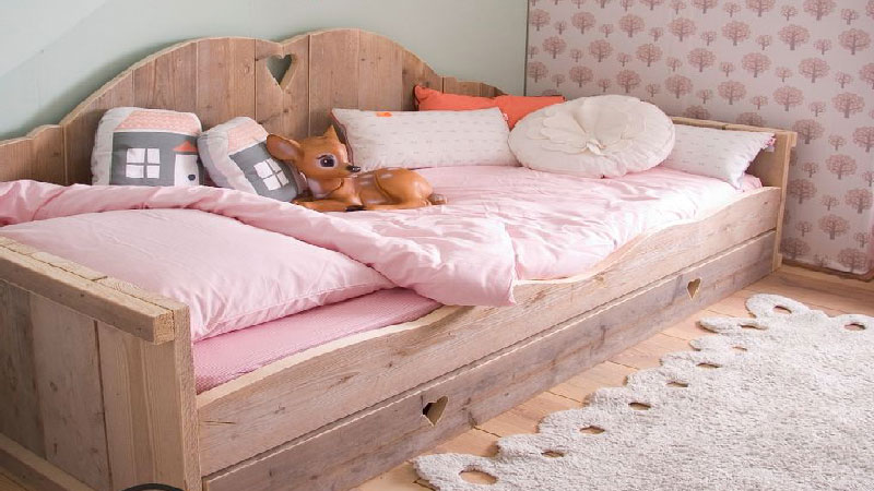 Du rose pour la déco d'une chambre fille c'est toujours d'actualité. Lit et bureau en bois clair, du rose pour les murs et le papier peint, un peu d'accessoires et de jouet, la petite fille dort au pays des merveiles