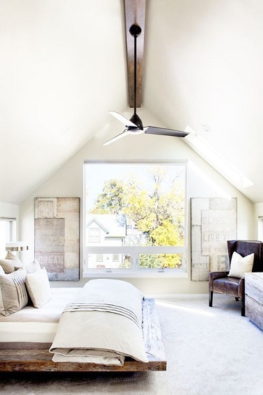 baignée de lumière, la chambre parentale opte pour une déco épurée empreinte au style coloniale sans la couleur. Puissance de la teinte blanche du sol au plafond sous pente mis en valeur par le ventilateur à palme, le fauteuil en cuir vieilli et le lit en bois flotté