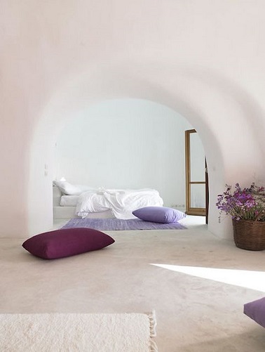 Chambre sous arche blanche style méditerranéen Du blanc et des touches de violet, il n’en faut pas plus pour faire de cette chambre un endroit exquis. Derrière deux arches de style méditerranéen, le lit à fleur de sol s’entoure de tapis et coussins pour le confort et le plaisir des yeux