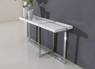 La console LEKLY pour mettre en valeur toute une entrée ! Ce petit meuble d’appoint avec son plateau blanc laqué et son pied chromé très stable crée une ambiance pratique et branché à l’entrée. De plus, cette console moderne propose deux espaces de rangement pour y entreposer discrètement tous les objets du quotidien. En résumé, un design épuré et fonctionnel dans l’entrée, on dit oui !  