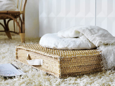 En Jacinthe d'eau et rembourré avec du polyester et du coton le coussin de sol est confortable. Grâce à lui , découvrez ou redécouvrez le plaisir de s'asseoir par terre.  