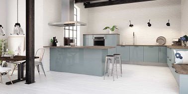 cuisine bleue et blanc tendance industriel et moderne Les matières brutes et naturelles se côtoient dans un même souci d’authenticité dans cette cuisine industrielle. Les briques blanches du mur, la hotte en aluminium brossé et la couleur bleu gris laquée sur les meubles de cuisine s’harmonisent pour former une ambiance industrielle. Pour réchauffer toute l’atmosphère, un plan de travail en bois vieillit sombre vient apporter l’atout charme à la pièce tandis que les tabourets hauts et les luminaires d’usine, eux, lui apportent l’ultime touche vintage.
