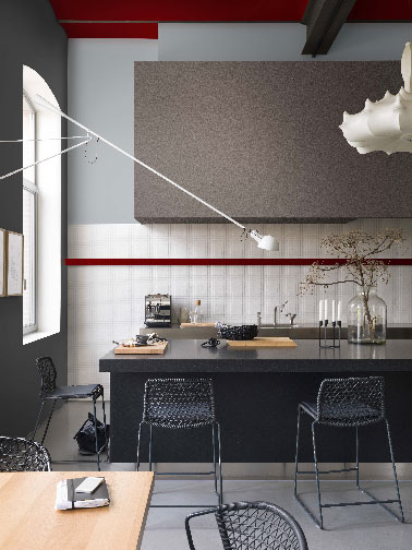 Cuisine gris Astracan et rouge peinture Dulux Valentine Peinture Gris anthracite, rouge, taupe, la cuisine en voit de toutes les couleurs sur ses murs pour créer une décoration à la fois moderne et cocooning. L’idée déco à retenir : souligner les poutres de la cuisine avec deux nuances de peinture pour mettre en avant l’architecture de la pièce. Gamme Couture multi-supports lessivable Dulux Valentine chez Castorama.
