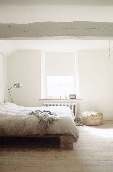 Point besoin d’en faire trop pour sublimer la déco d’une chambre blanche. Des poutres passées au badigeon blanc, un lit en bois brut, un parquet chêne blanc et la douceur s’installe.