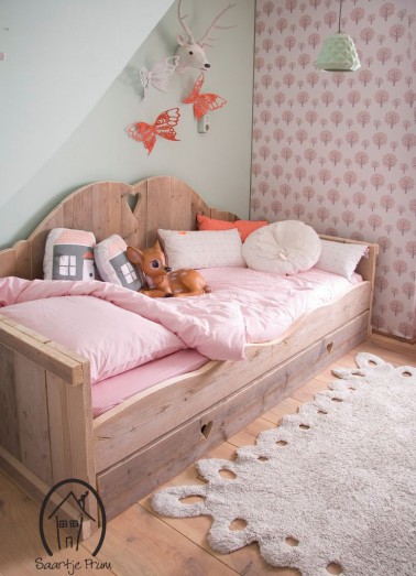 deco chambre fille rose et bois Du rose et du bois pour une chambre de fillette et c'est une déco cool et tendance qu'on offre à sa petite fille.