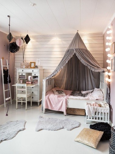 La chambre rose et marron est idéale pour une jeune fille. Utilisez des meubles blancs cassé pour apporter d'avantage de lumière dans la pièce.