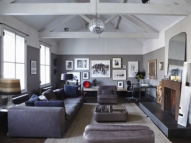 Une peinture couleur gris repense les volumes du salon Une peinture grise dans un salon cosy appliquée sur la partie basse des murs pour mettre l’accent sur les poutres et le plafond peints en gris plus clair. Face au canapé gris anthracite la cheminée peinte en brun foncé apporte sa touche de couleur chaude. Peinture couleur gris Chemise Farrow Ball