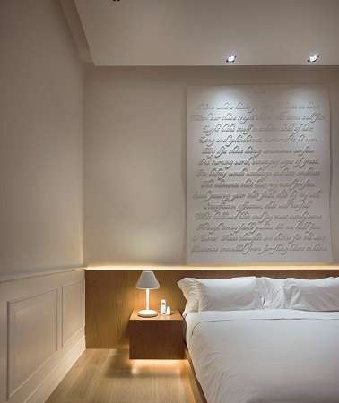 Elégance et classe dans la chambre blanche Comme dans une chambre d'hôtel chic, rien ne dépasse dans autour du li de cette luxueuse chambre blanche qui tire son originalité de la tête de lit réalisée avec une typographie en relief sur un châssis de toile blanchie.