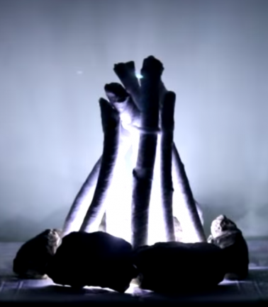 Quelques morceaux de bois, un pistolet à colle, des pierres, une guirlande lumineuse et le tour est joué. Obtenez un résultat magnifique, un petit feu de camp électrique fait maison en guise de lampe d’appoint.