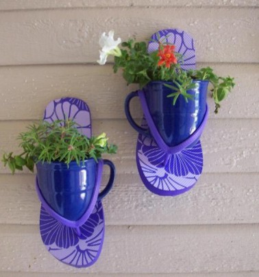 Idée décoration porte plante à fabriquer soi-même astuce tongue couleur Quand on fabrique les objets soi-même il nous ait possible de laisser libre court à notre imagination. C'est le cas içi avec cette paire de tongs et ces deux tasses à café qui font office de porte plante maison.
