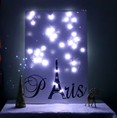 Une toile blanche, un stickers, une guirlande lumineuse et obtenez une oeuvre d'art pleine de lumière. Le plus c'est que, fabriqué par vos soins, elle est personalisable.